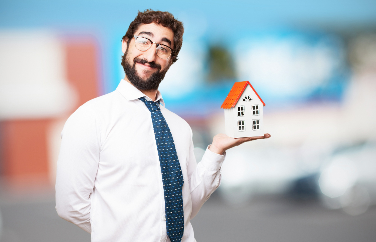 Illustration d'investissement immobilier avec un homme qui tient une petite maison